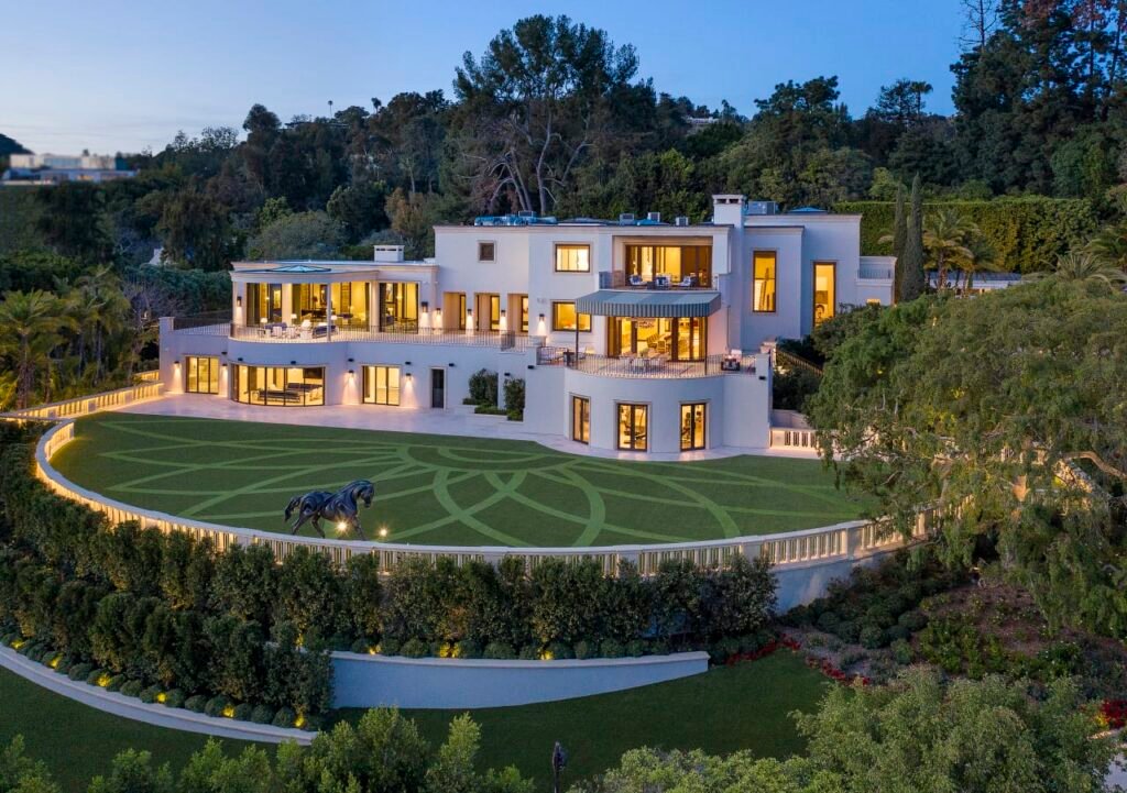 Aerial view of Steve Wynn’s Beverly Hills mansion, featuring a grand entrance, lush landscaping, and a resort-style pool
