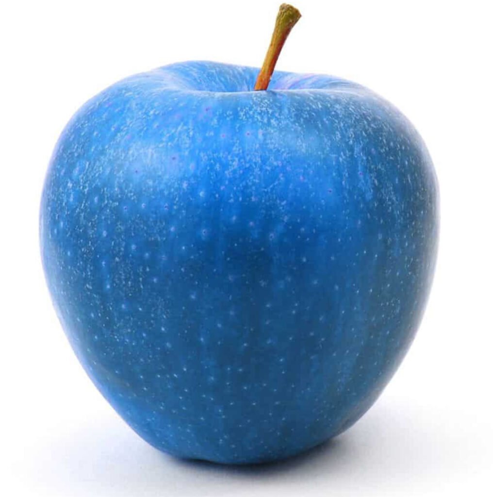 A green apple labeled as “blue” in Japanese, illustrating linguistic differences in color perception between cultures