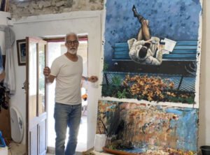 Thomas Saliot’s Paris Legs painting showing a woman’s crossed legs in heels with a blurred Paris street in the background