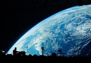 Panoramic image of Cercle Odyssey concert stage surrounded by audience immersed in 360-degree visuals in Mexico City