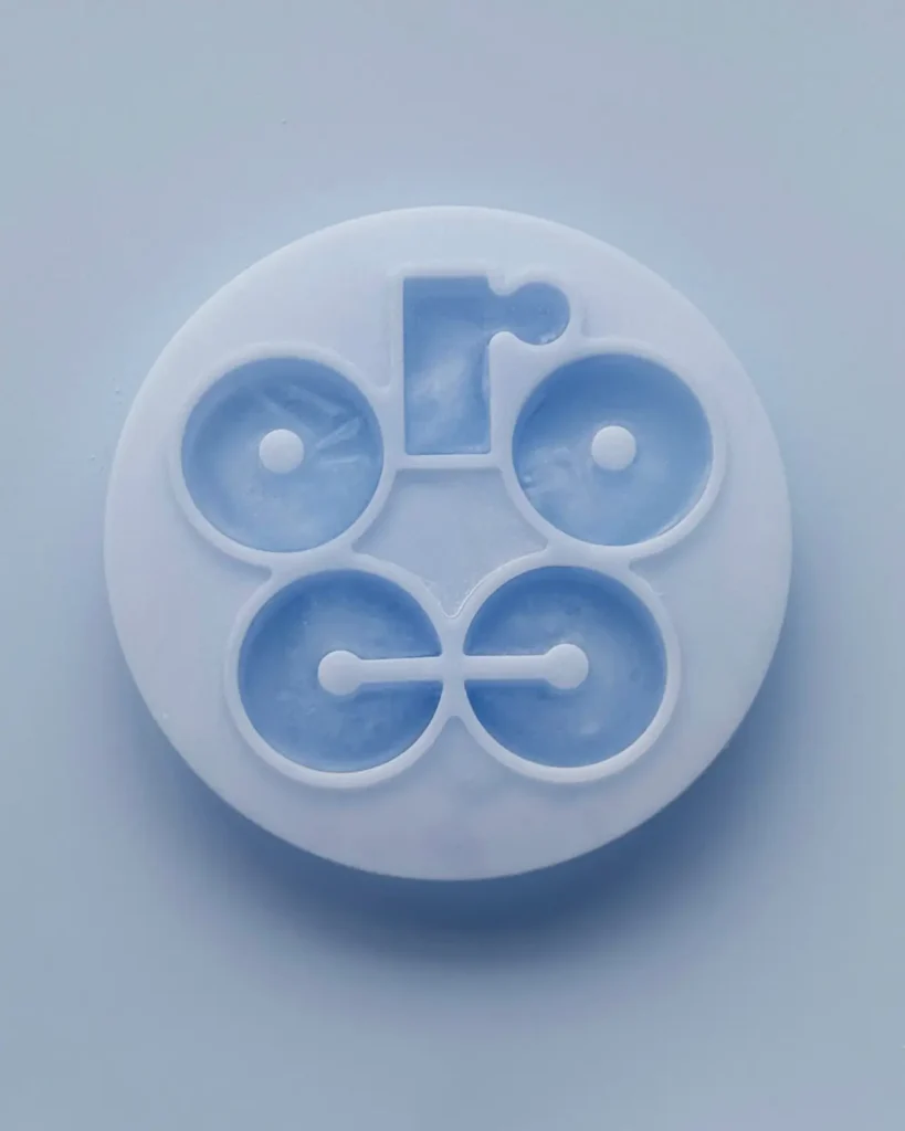 Ice-blue Rocco emblem featuring a circular geometric design element, representing the brand’s minimalist identity and modern cooling technology aesthetic