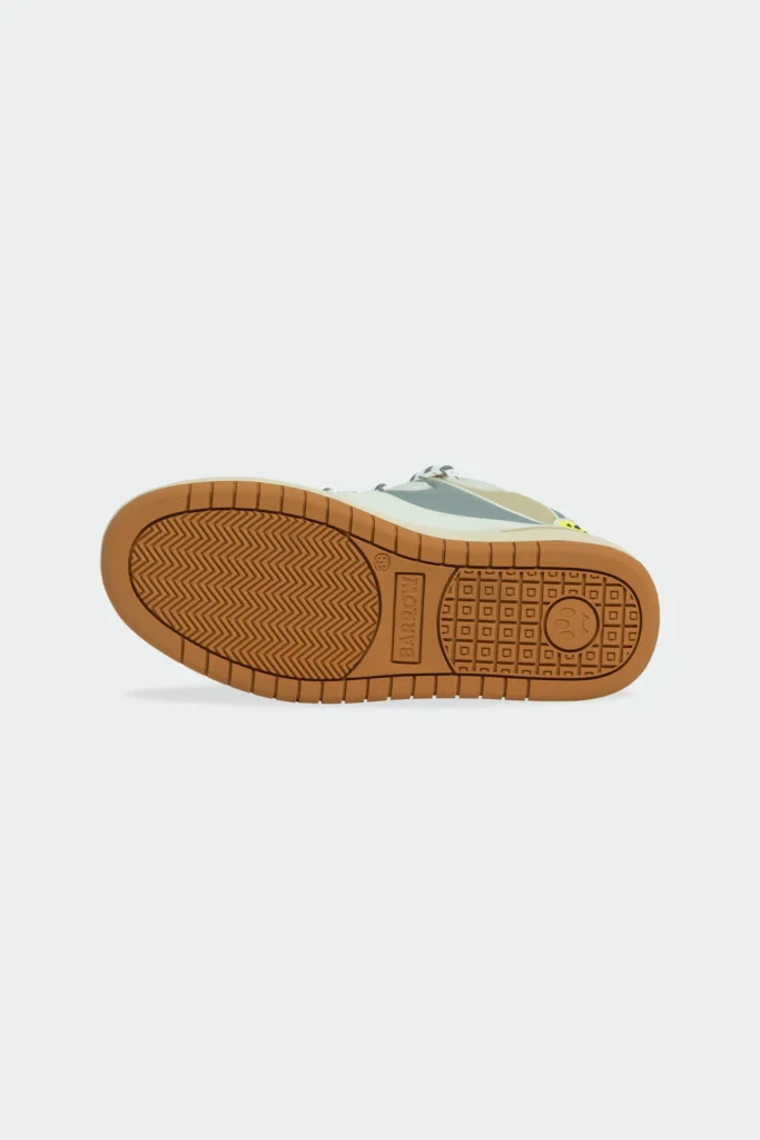 Bottom view of Barrow OFF WHITE–TURTLEDOVE unisex skate shoe showing gum rubber outsole with herringbone traction pattern, grid-textured heel section, and embossed Barrow branding