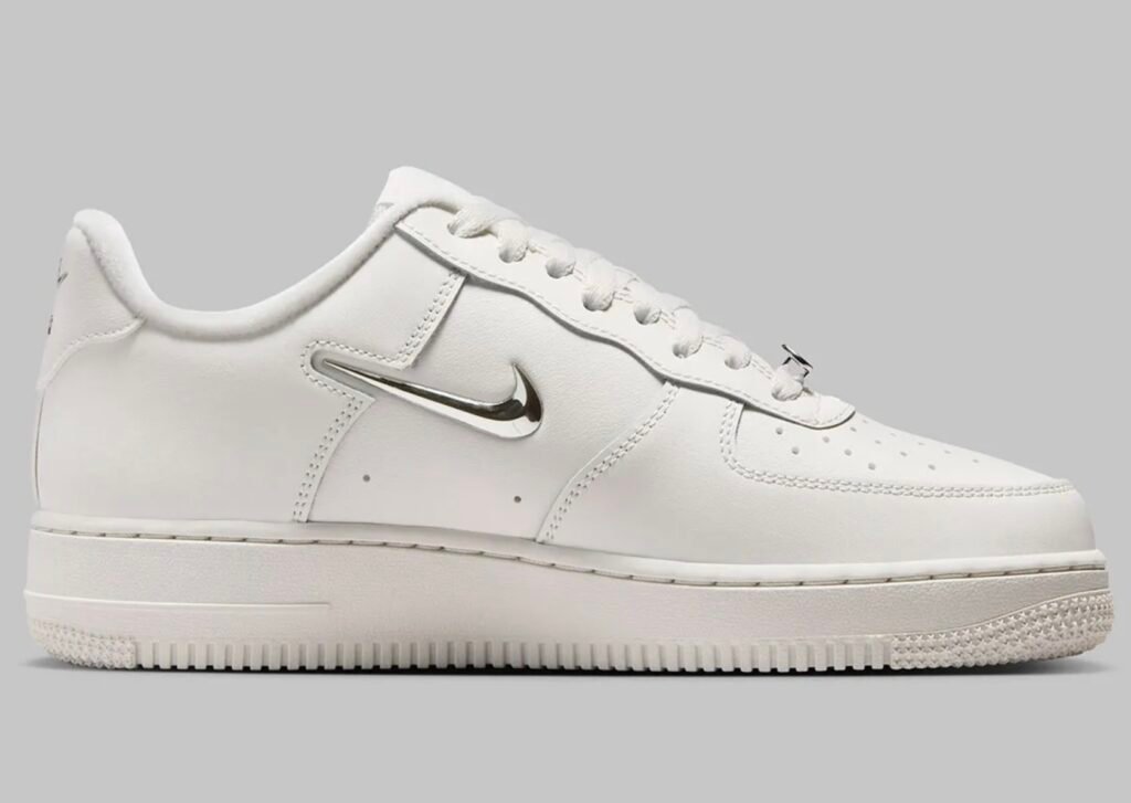 Women’s Nike Air Force 1 Low IU7558-030 Phantom white with metallic silver Swoosh, side profile