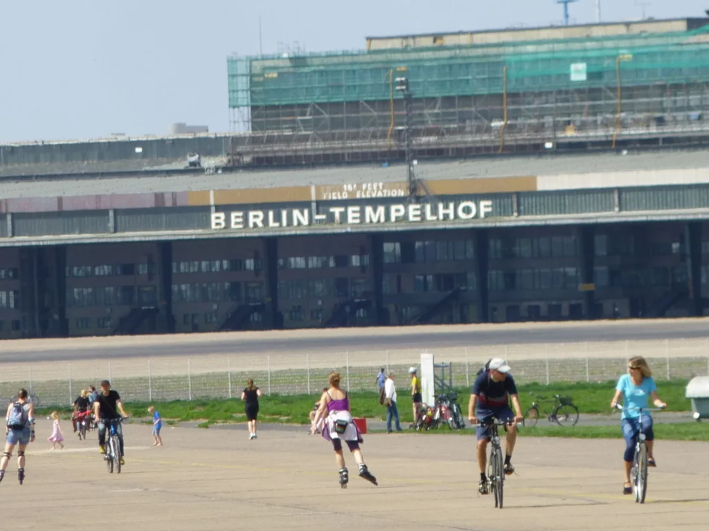Saucony Berlin 10K 2026: Running the Tempelhofer Feld Runway