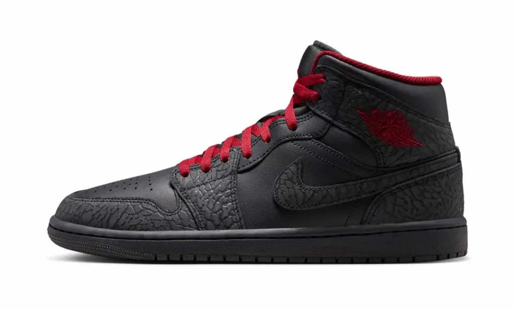 Included accessory lace options featuring one extra pair of crimson flat laces and one pair of black flat laces displayed side by side against a white background