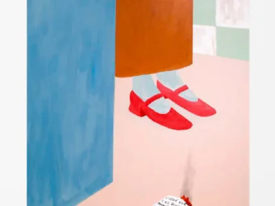 A minimalist contemporary painting depicting the lower half of a figure standing behind a partially open blue door. The figure wears a long brown skirt and bright red Mary Jane shoes with pale blue socks. A small piece of paper with handwritten Spanish text lies on the light pink floor, its corner singed and trailing a thin wisp of smoke. A mint green and white checkerboard wall in the background adds a geometric contrast to the soft, muted tincture palette