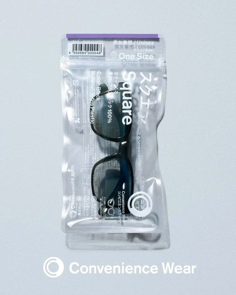 The sunglasses displayed inside their transparent resealable retail pouch with bilingual Japanese and English packaging. The package identifies the model as "Square," black, unisex, one size, with the eyewear view through the clear front